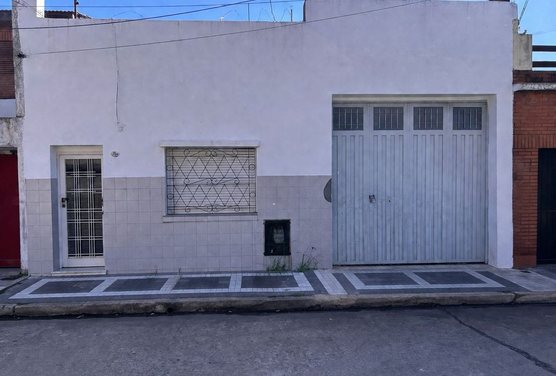 CASA DE 3 AMBIENTES EN GERLI CON GALPON DE 120M2