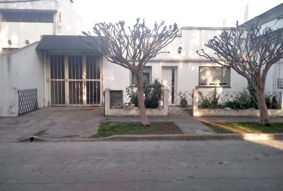 VENTA CASA EN 43 BIS e/ 196 y 197 3 DORMITORIOS