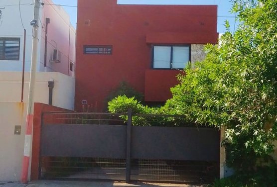 Casa en Venta 3 dormitorios, patio y cochera en LP