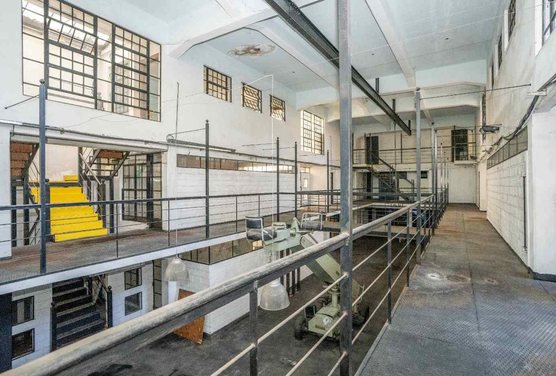 Galpón 2575 m2 con oficinas en Constitución CABA