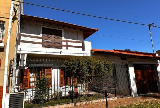 VENTA CASA 5 AMB LUJAN JARDIN Y PARQUE
