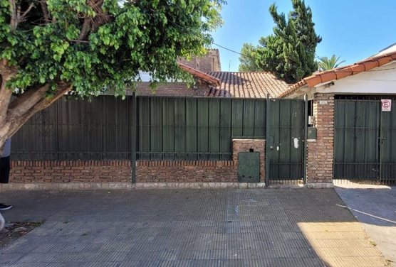 VENTA RAMOS MEJIA DOS CASAS MAS DEPOSITO EN FONDO