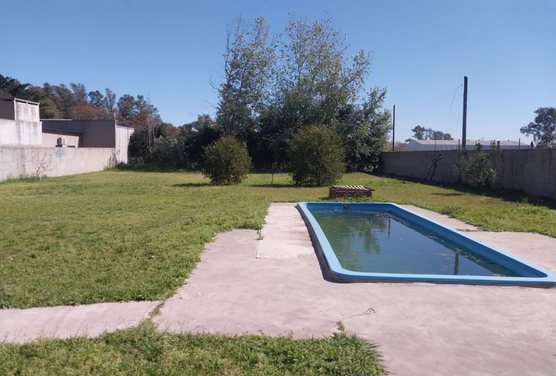 Venta de terreno en Zarate con casa y pileta
