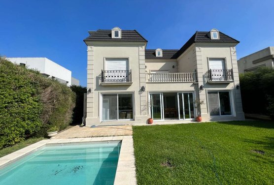 Venta Casa 4 Ambientes con pileta Nuevo Quilmes