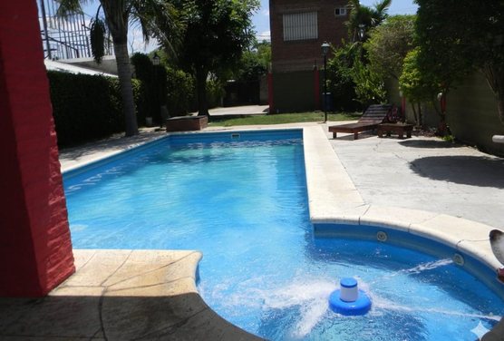 Casa con pileta y quincho en Los Polvorines