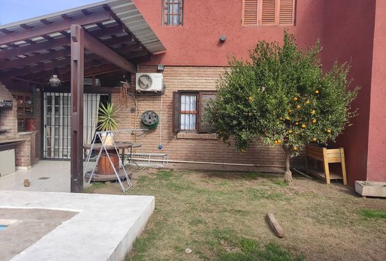 CASA 3 DORM. CON PILETA GRANJA DE FUNES ZONA NORTE
