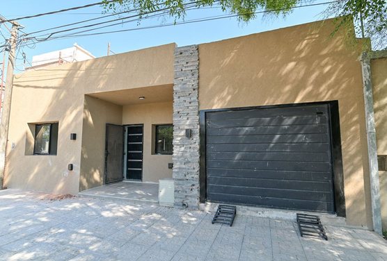 CASA  2 DORMITORIOS COCHERA y GRAN TERRENO