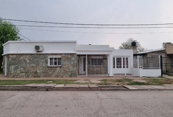Venta casa 3 dormi sobre ruta 9 en esquina roldan