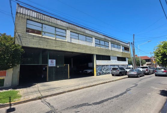 Cochera de 2800 m2 cubiertos/Activa, en Lanús.O