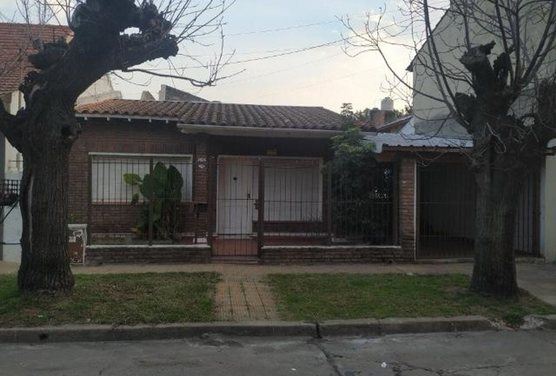 Venta Casa con depto en Hurlingham apta crédito