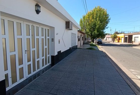 Vendo Amplia Casa. 4 habitaciones, garage y jardín