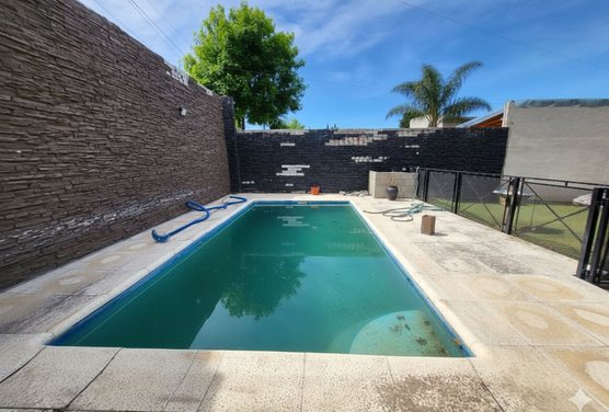 CASA 5 AMBIENTES EN VENTA LUIS GUILLON CON LOCAL