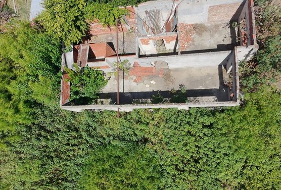 LOTE CON CONSTRUCIÓN A TERMINAR, GRAN UBICACIÓN