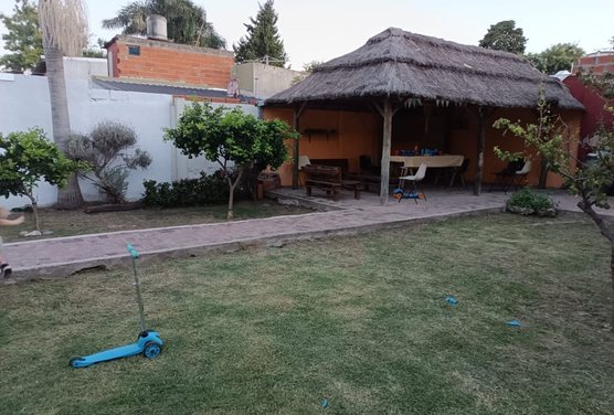 VENTA CASA 3 AMB BERAZATEGUI CON JARDIN Y COCHERA