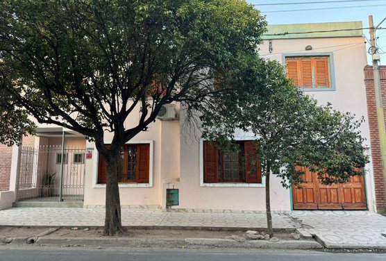 VENTA CASA 6 DORMITORIOS B° CENTRO AMERICA