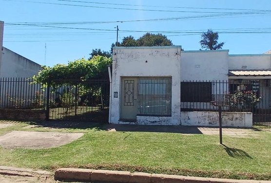 CASA EN VENTA DE 5 AMBIENTES EN BELLA VISTA CTES