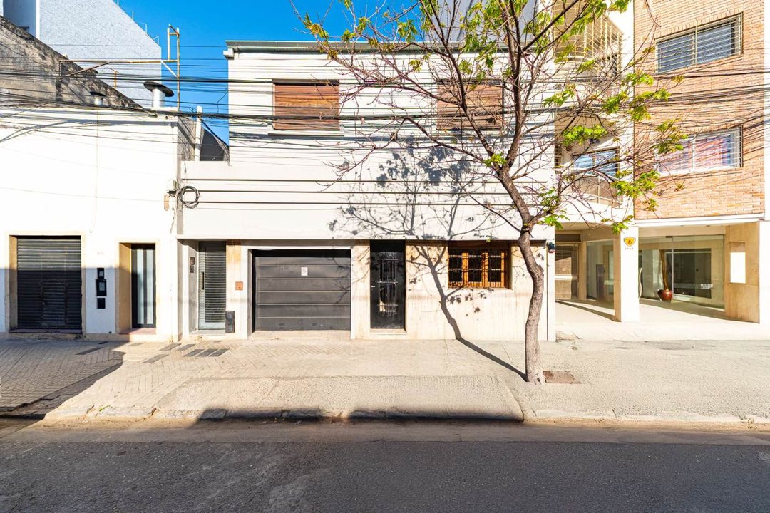 VENTA CASA DE 3 DORMITORIOS + COCHERA - CENTRO
