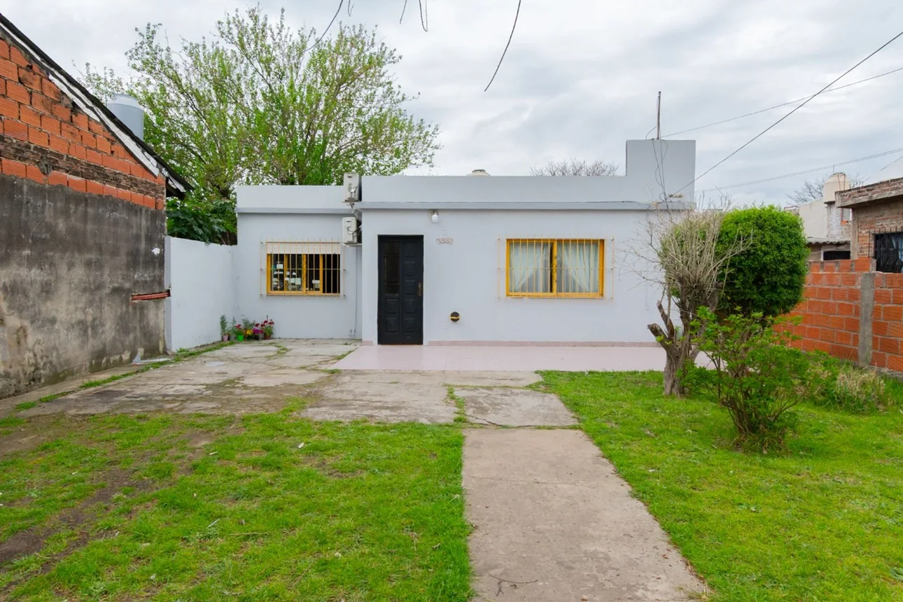 Casa de 3 ambientes en venta en Castelar, Bynnon 3900