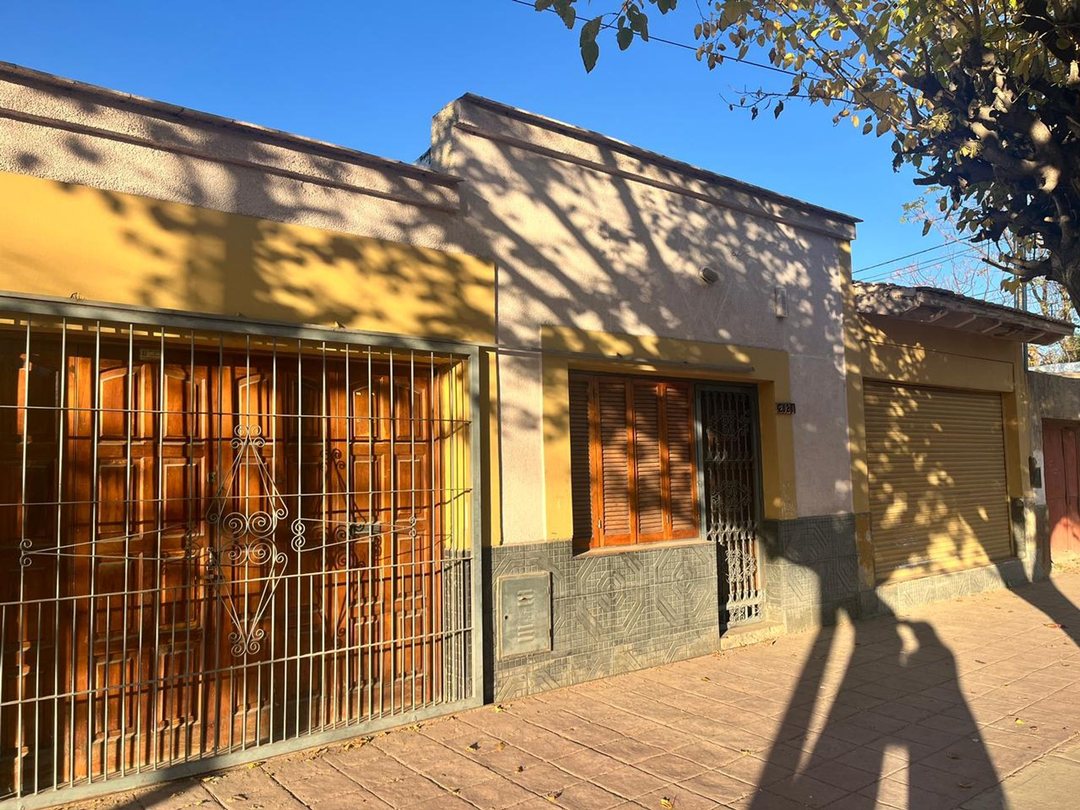 VENTA CASA 2 DORM, COCHERA DOBLE Y LOCAL COMERCIAL