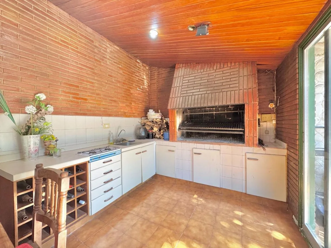 Casa de 8 ambientes en venta en Flores, Tandil 2900, foto 3