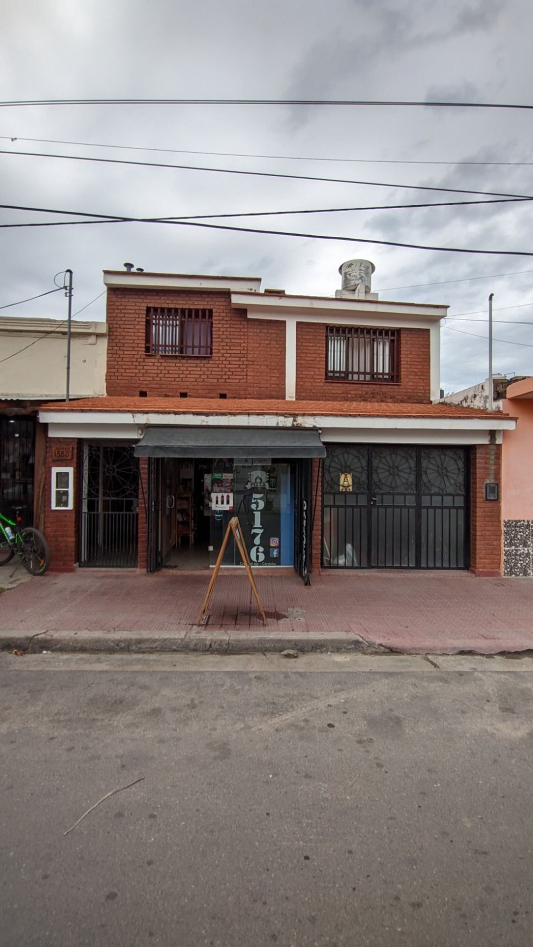 VENTA CASA 2 HAB + DEPTO + LOCAL EN CRUZ DEL EJE
