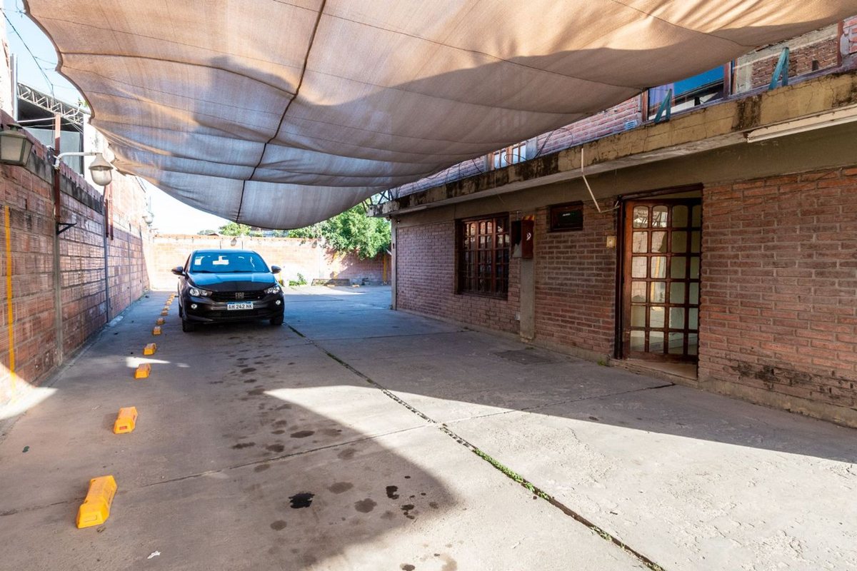 CASA EN VENTA SOBRE AV. EX COMBATIENTES - foto 2