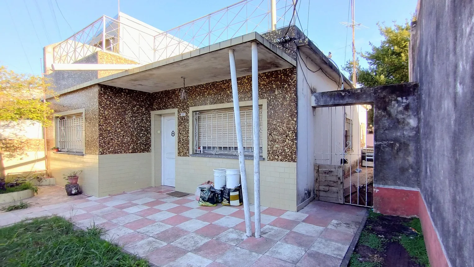 Casa de 3 ambientes en venta en Villa Luzuriaga, Garibaldi 5000