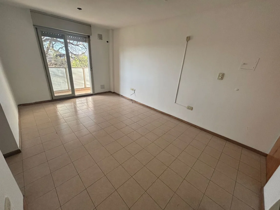 Departamento de 3 dormitorios con cochera sobre bv, foto 4