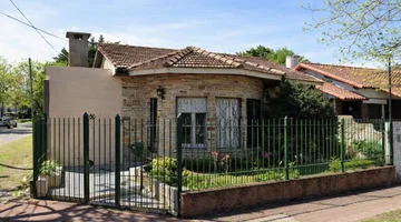 Casa en Burzaco 4 dorm, 2 cocinas y parrilla!!!