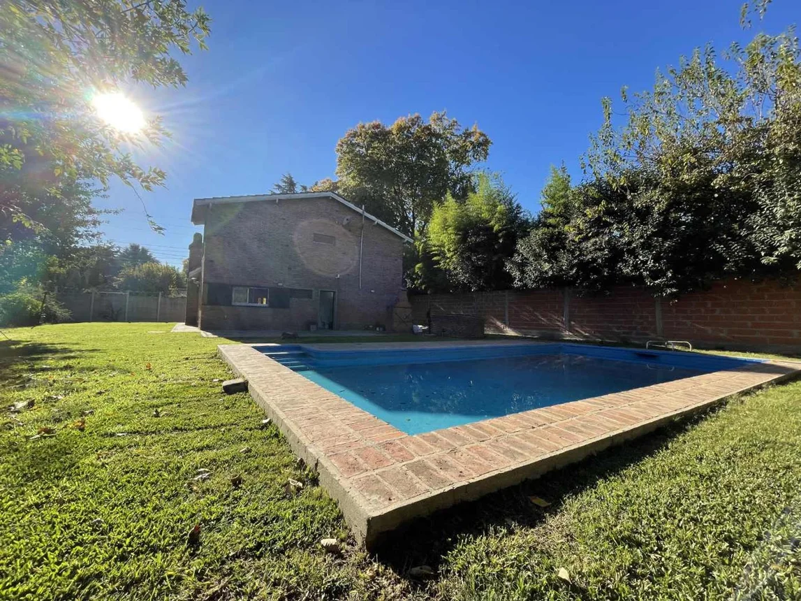 Venta casa 4 ambientes con piscina y cochera, foto 1