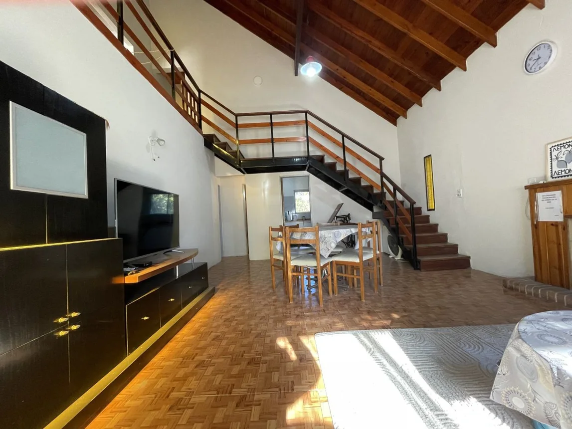 Venta casa 4 ambientes con piscina y cochera, foto 3