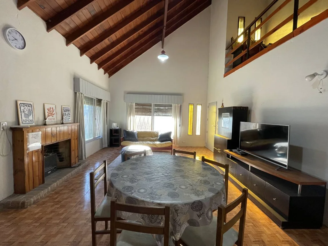 Venta casa 4 ambientes con piscina y cochera, foto 5