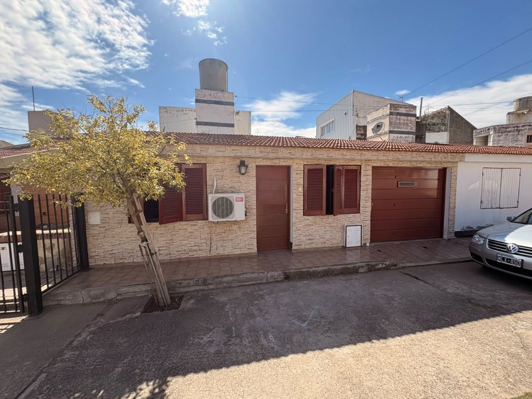 VENTA CASA 3 DORMITORIOS EN HOUSING – BARRIO COLÓN