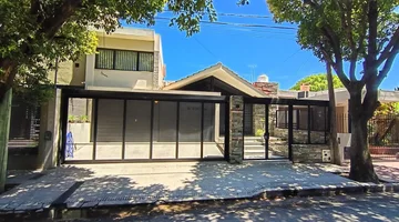 CASAEN VENTA BARRIO MAIPU 4 DORMITORIOS CON PILETA