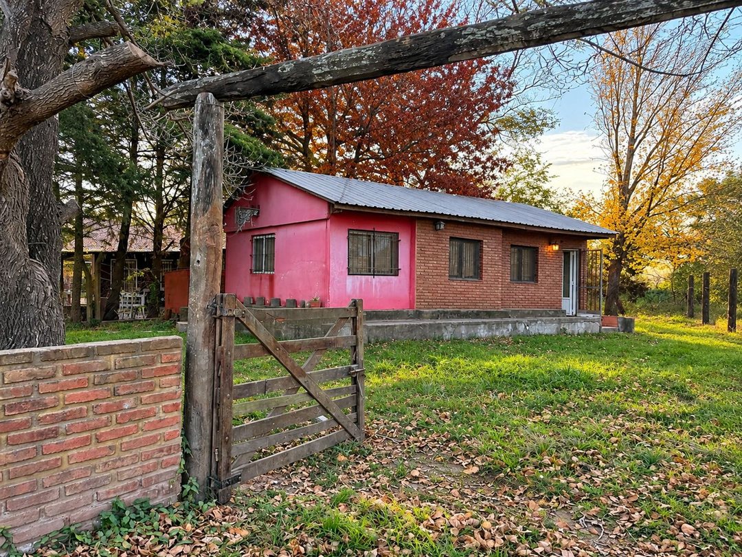 Casa esquina con pileta sobre terreno de 1.346 mt2