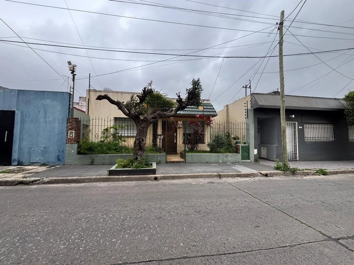 Casa de 4 ambientes en venta en Ramos Mejía, Charcas 500