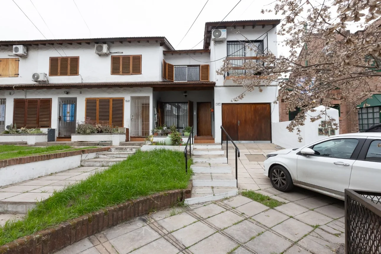 Dúplex con jardín, pileta y cochera ciudad jardín, foto 1