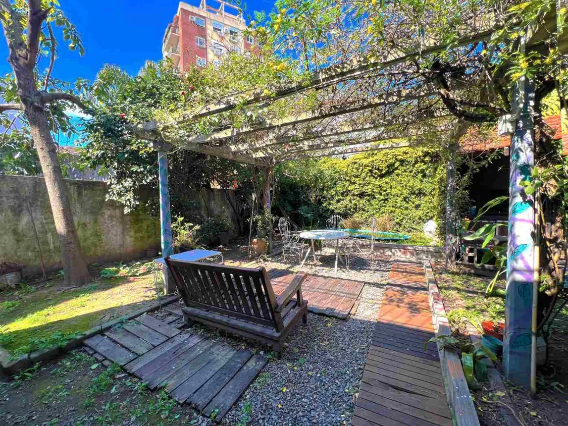 Casa de 6 ambientes en venta en Villa del Parque, Simbrón 3300