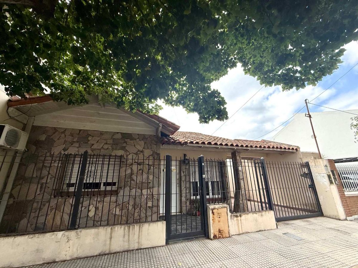 VENTA CASA 4 AMBIENTES C/COCHERA EN LLAVALLOL