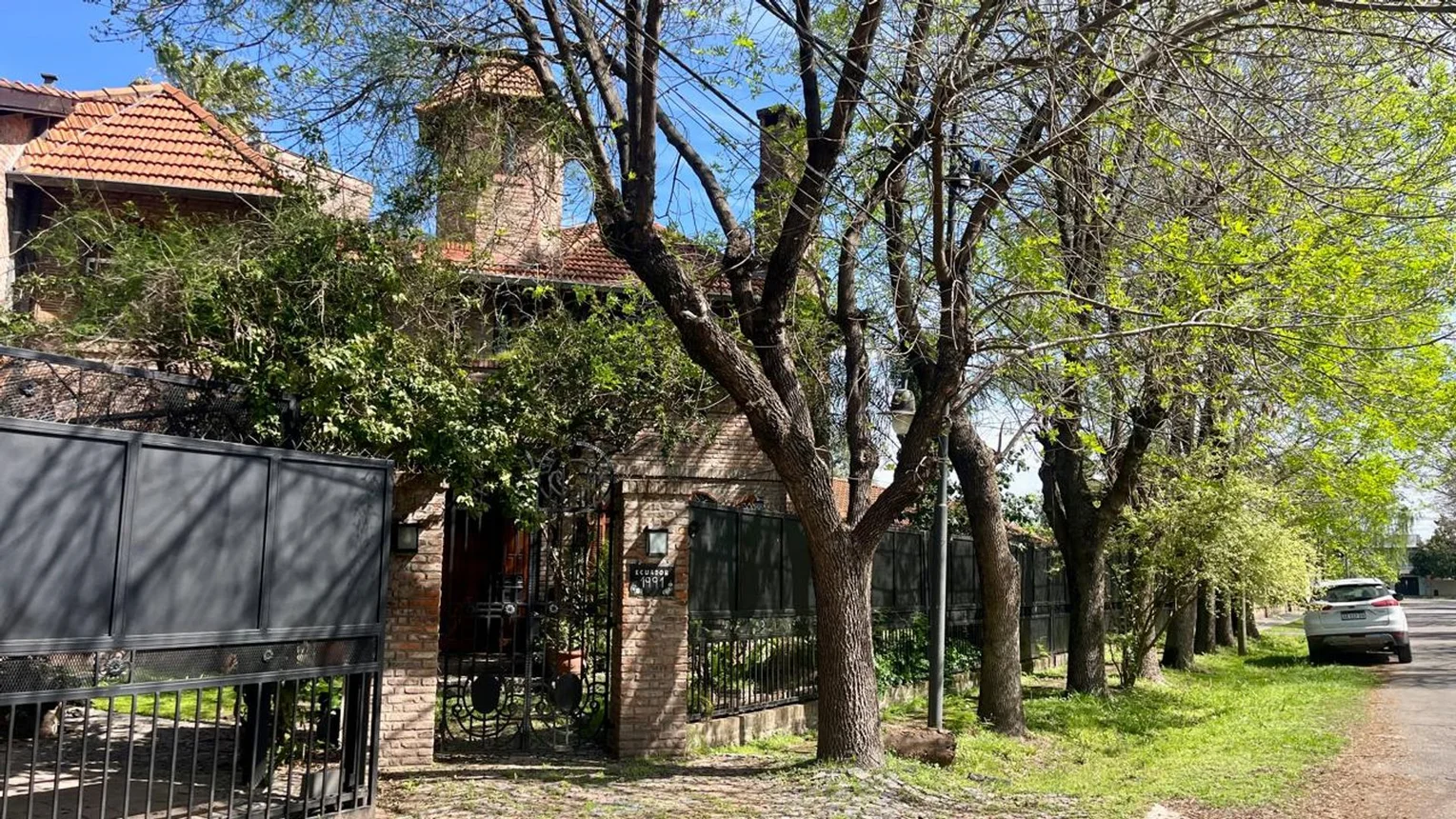 Casa de 4 ambientes en venta en Don Torcuato, Ecuador 1900