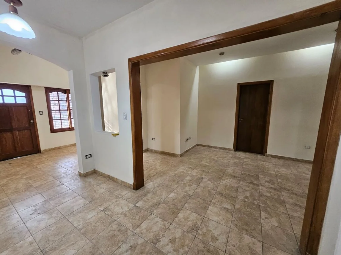 Casa de 6 ambientes en venta en Lomas de Zamora, Calle Molina Arrotea 1000