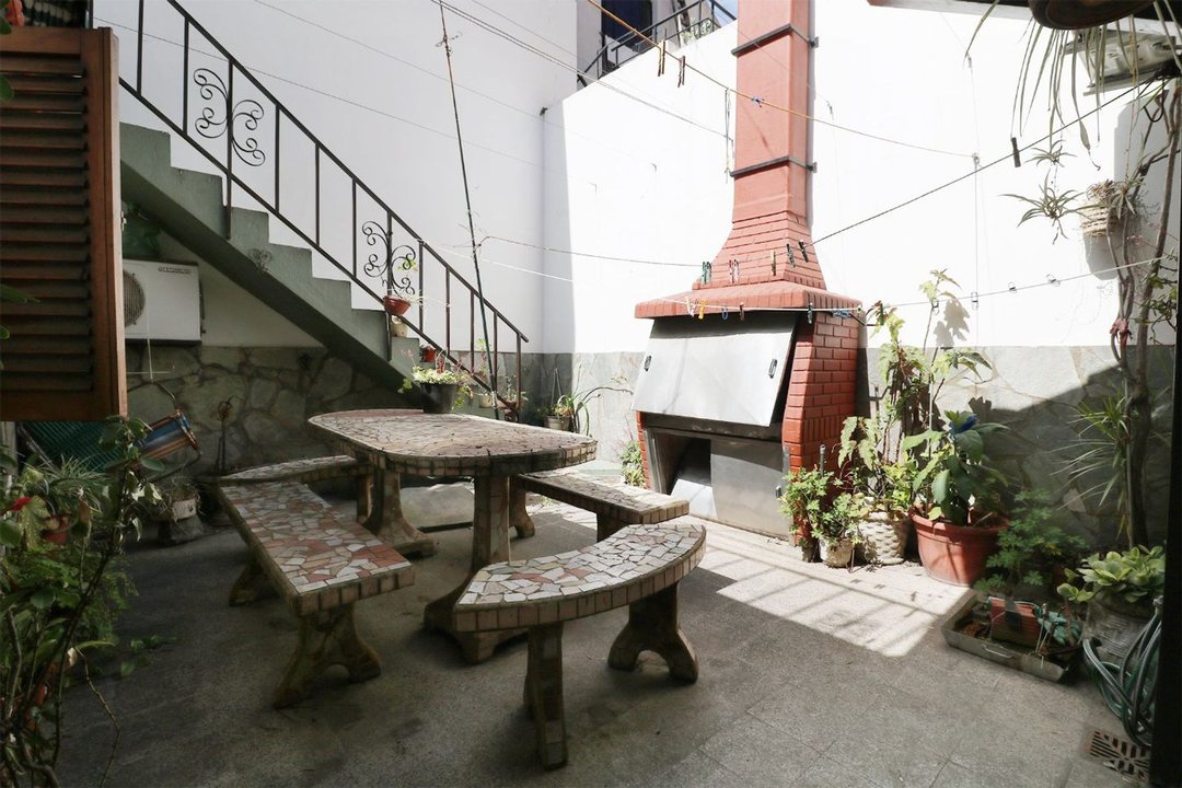 CASA CON COCHERA, TERRAZA Y PATIO 3 AMBIENTES!