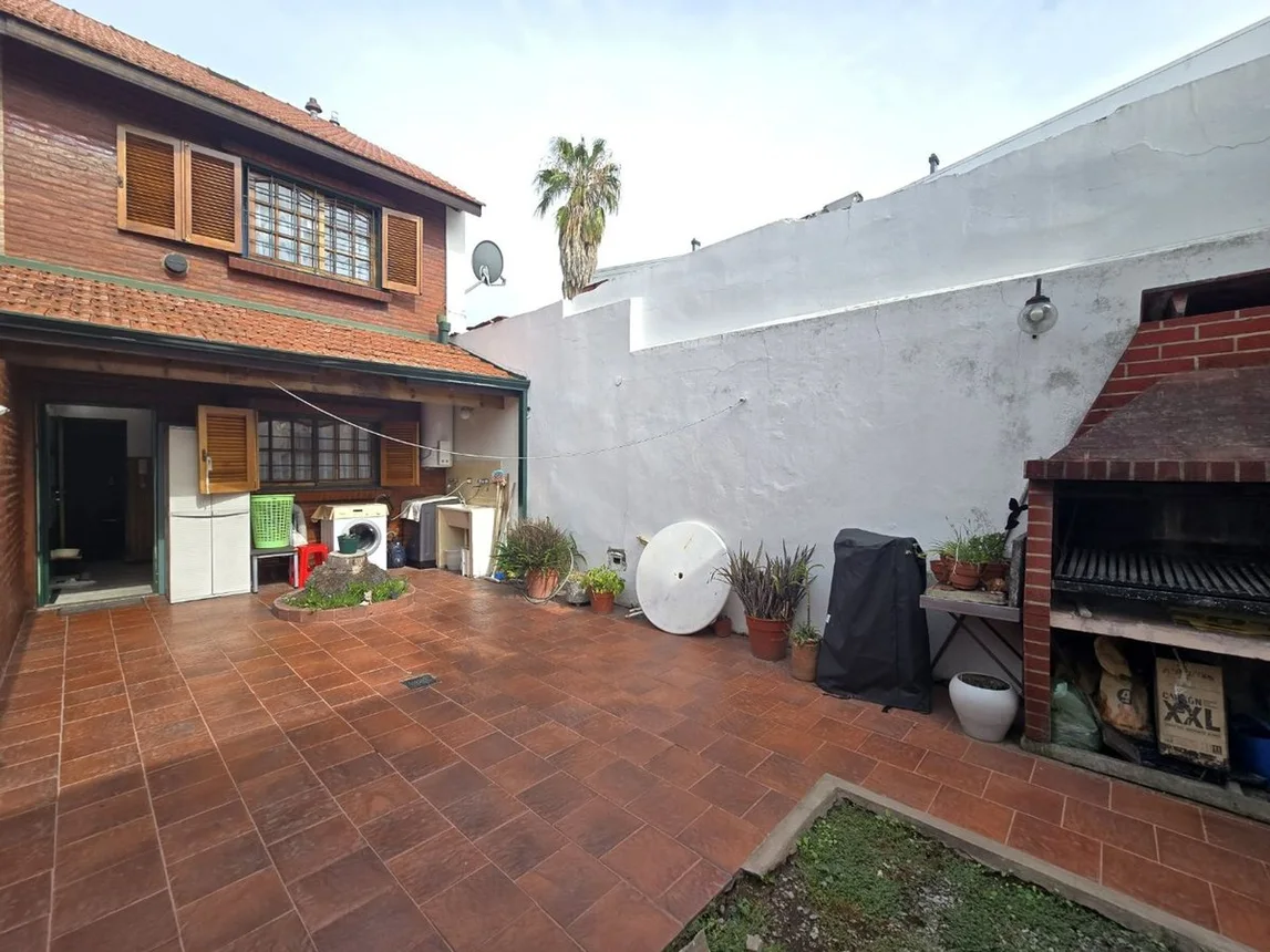 Casa dúplex de 3 ambientes en venta en Quilmes, Roque Sáenz Peña 1000