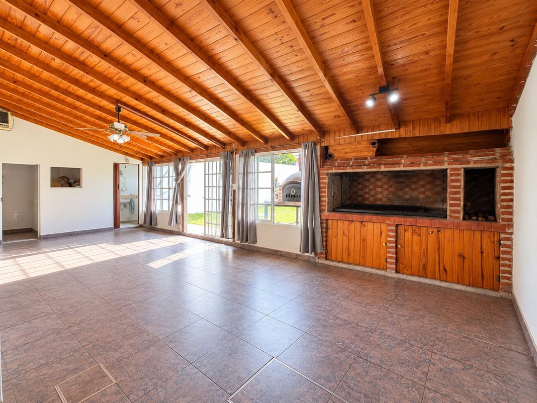 VENTA CASA CON JARDIN, PILETA, QUINCHO Y COCHERA.