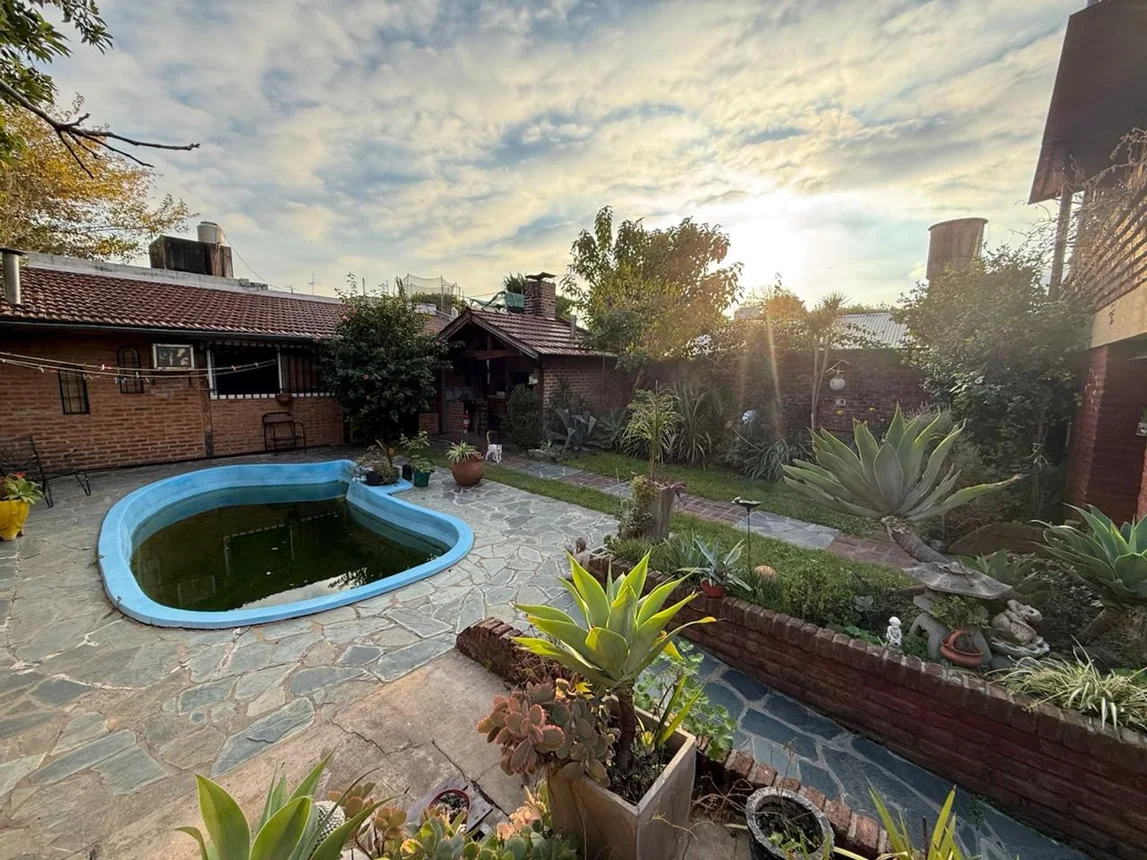 Casa de 5 ambientes en venta en El Palomar, Mayor Aviador Jacinto Capella 700