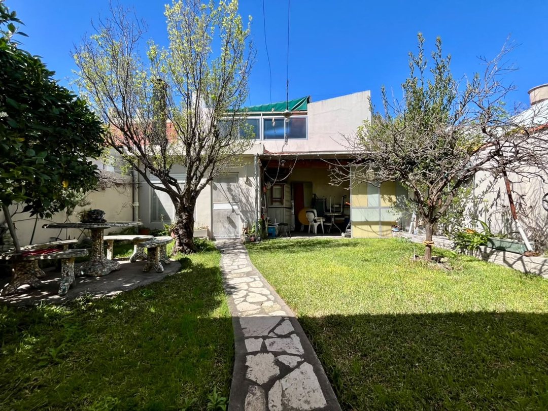 VENTA CASA LOTE PROPIO 8.66X33M2 COCHERA V.URQUIZA