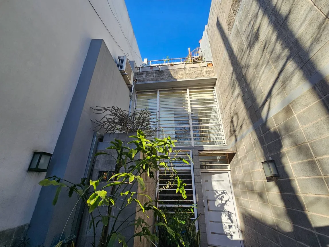Casa tríplex de 3 ambientes en venta en Versalles, Bacacay 4800