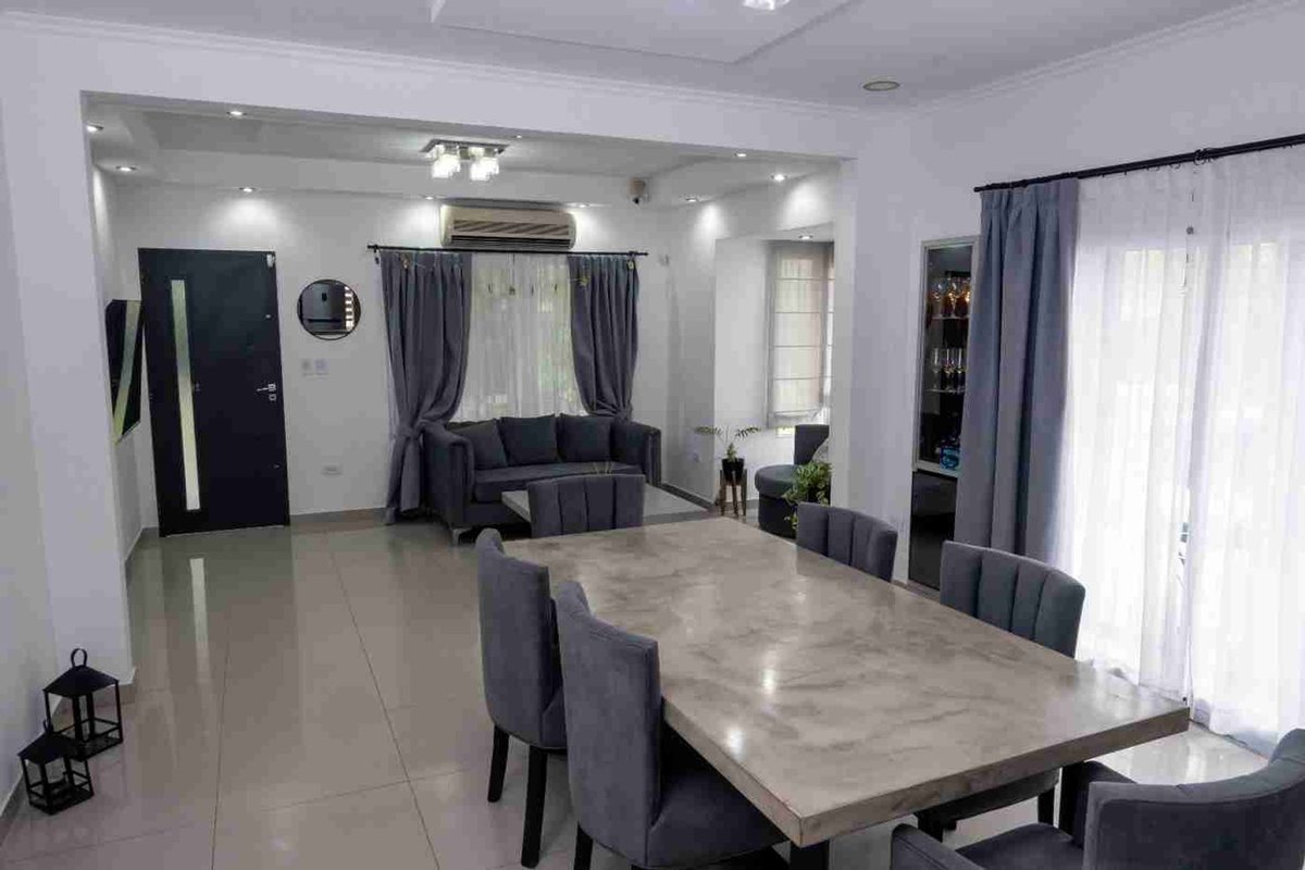 CASA CON PILETA 6 AMBIENTES EN VENTA MONTE GRANDE