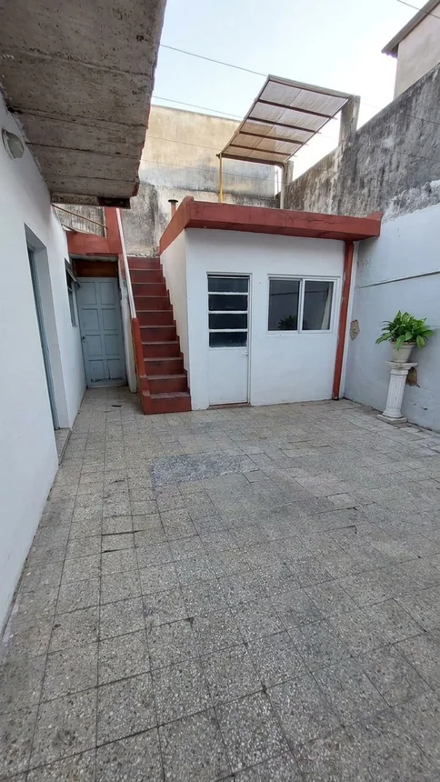 Casa de 8 ambientes en venta en Parque Avellaneda, Mozart 1300