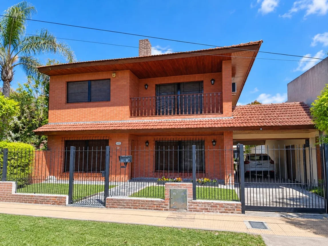 Casa de 4 ambientes en venta en General Pacheco, Caracas 1100